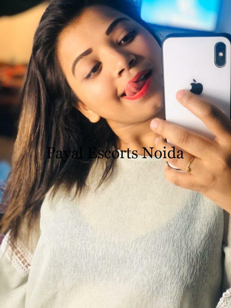 Call girls accepting cash in Noida